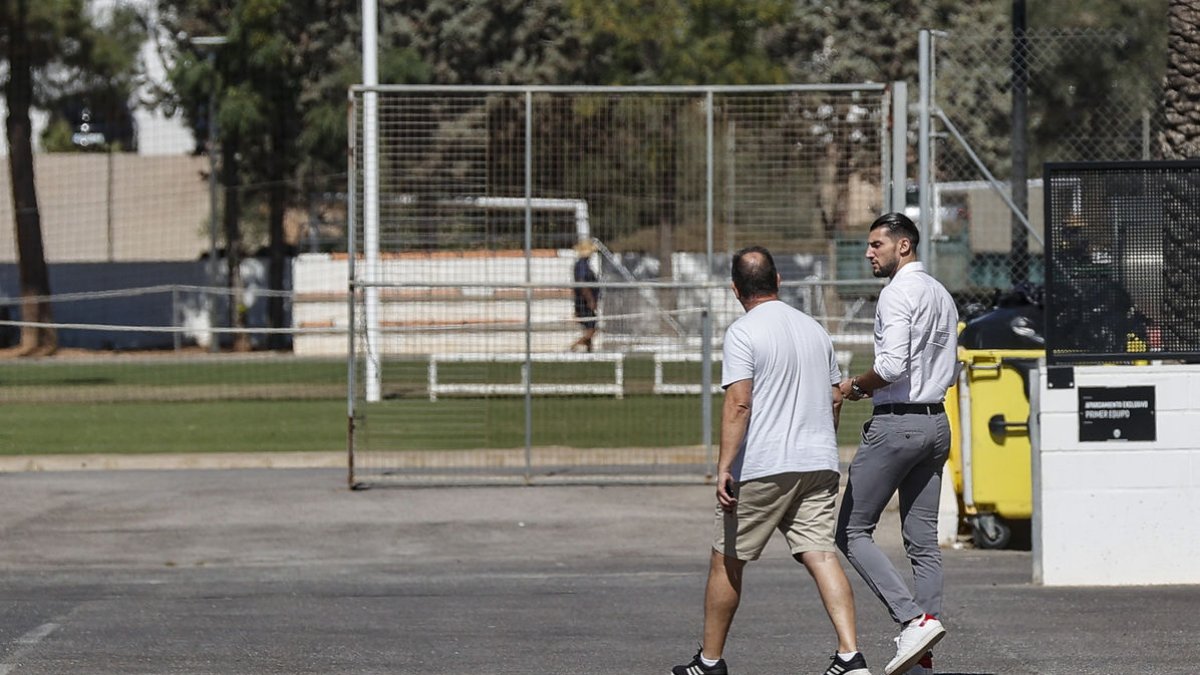 Rafa Mir llegando ayer a las instalaciones del Valencia en Paterna. - EFE/MANUEL BRUQUE