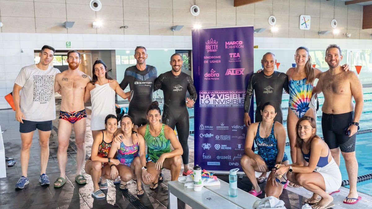 López y Marín, en el centro, junto a usuarios que se sumaron al reto.