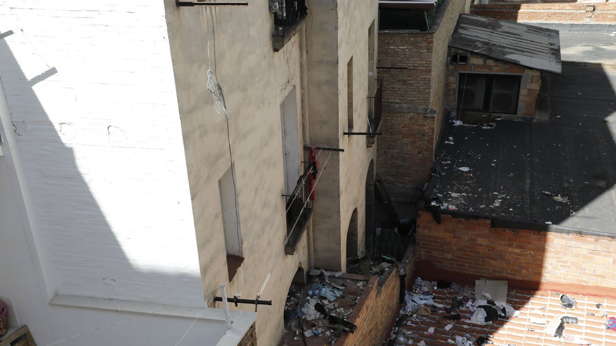 Estat en el qual es trobava el pati interior ahir al migdia, amb tota mena d’escombraries. - AMADO FORROLLA