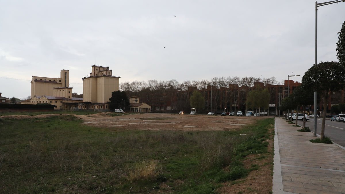 Vista del solar del carrer Josep Pallach en el qual està prevista la residència per a la tercera edat. - AMADO FORROLLA
