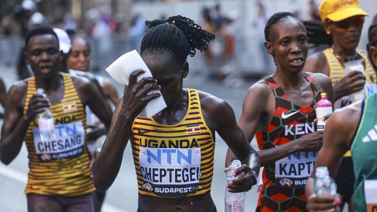 Foto de archivo de la atleta ugandesa Rebecca Cheptegei (c) durante la prueba de maratón de los Mundiales disputados en Budapest (Hungría).