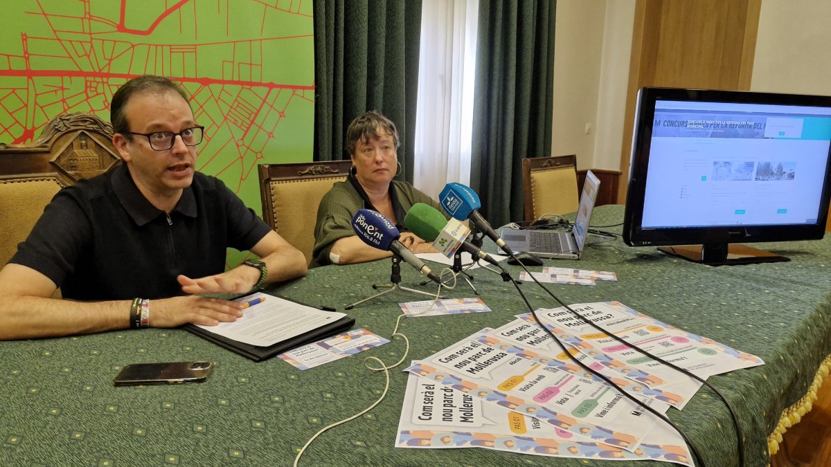 El alcalde de Mollerussa, Marc Solsona, con la concejala de Participación, Romy Balagué, en rueda de prensa.
