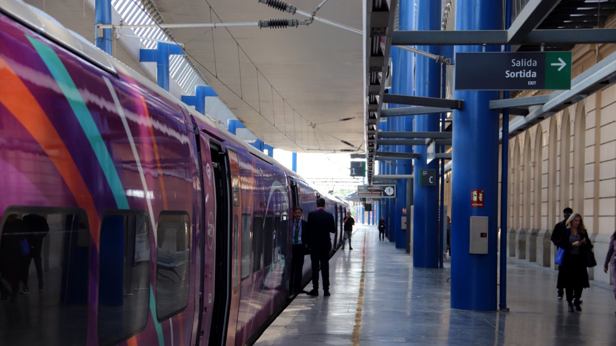 Un tren de alta velocidad Avlo S106 de Renfe parado en la estación de Lleida-Pirineus.