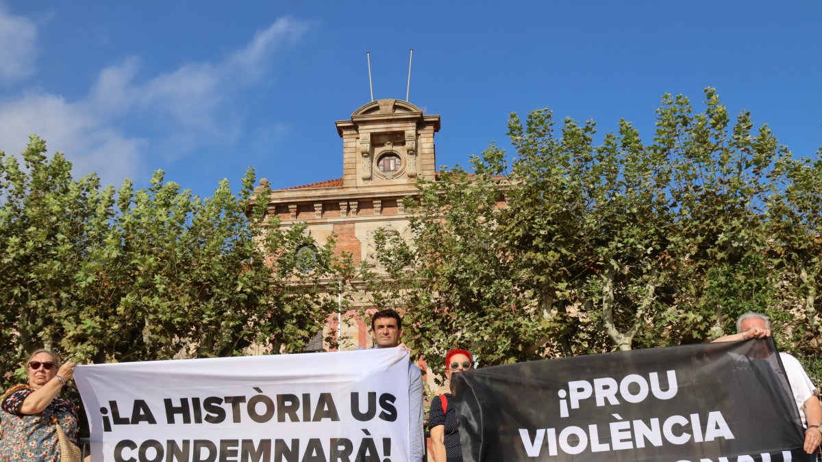 Protesta davant del Parlament contra la medalla d'honor a Montserrat, aquest dimarts a la tarda.