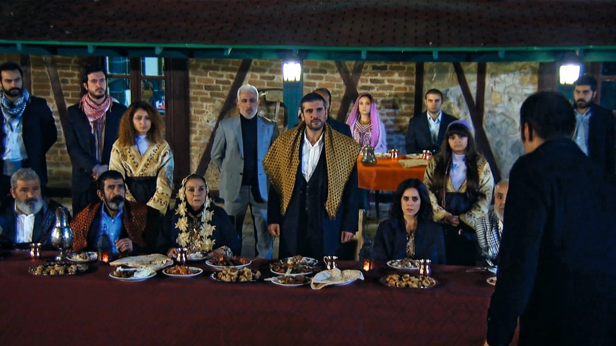 Alí aparece borracho en la fiesta y revela que Devran no es un auténtico Kirman.