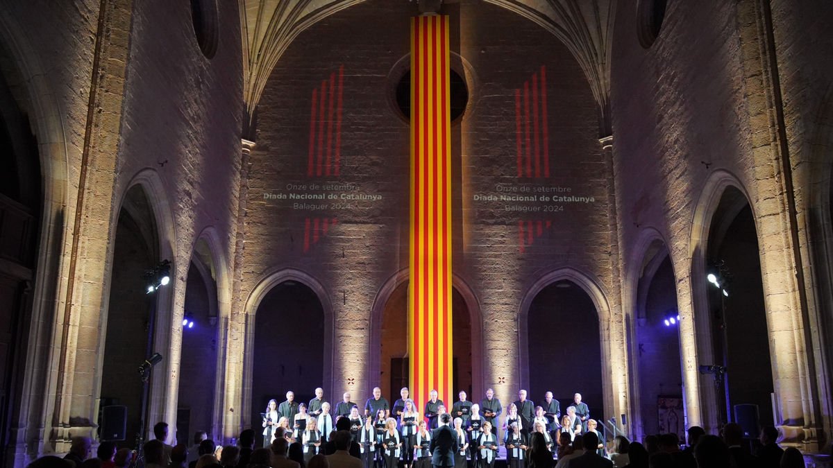 Un moment de l’acte institucional amb motiu de la Diada a l’església de Santa Maria de Balaguer. - PAERIA DE BALAGUER