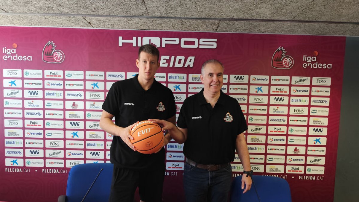 Luka Bozic i Joaquín Prado, ahir a la sala de premsa del Barris Nord. - JCMC