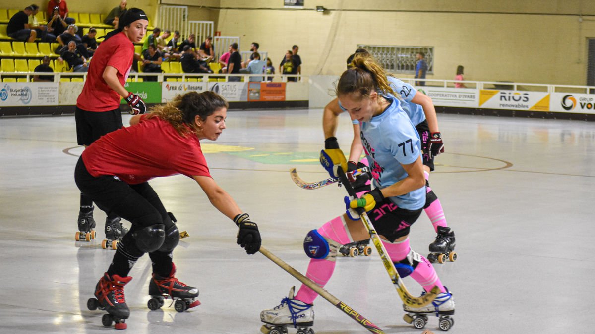 Ana Horche, del Vila-sana, intenta superar la jugadora de l’Alpicat Joana Folch. - CLARA LIÁÑEZ