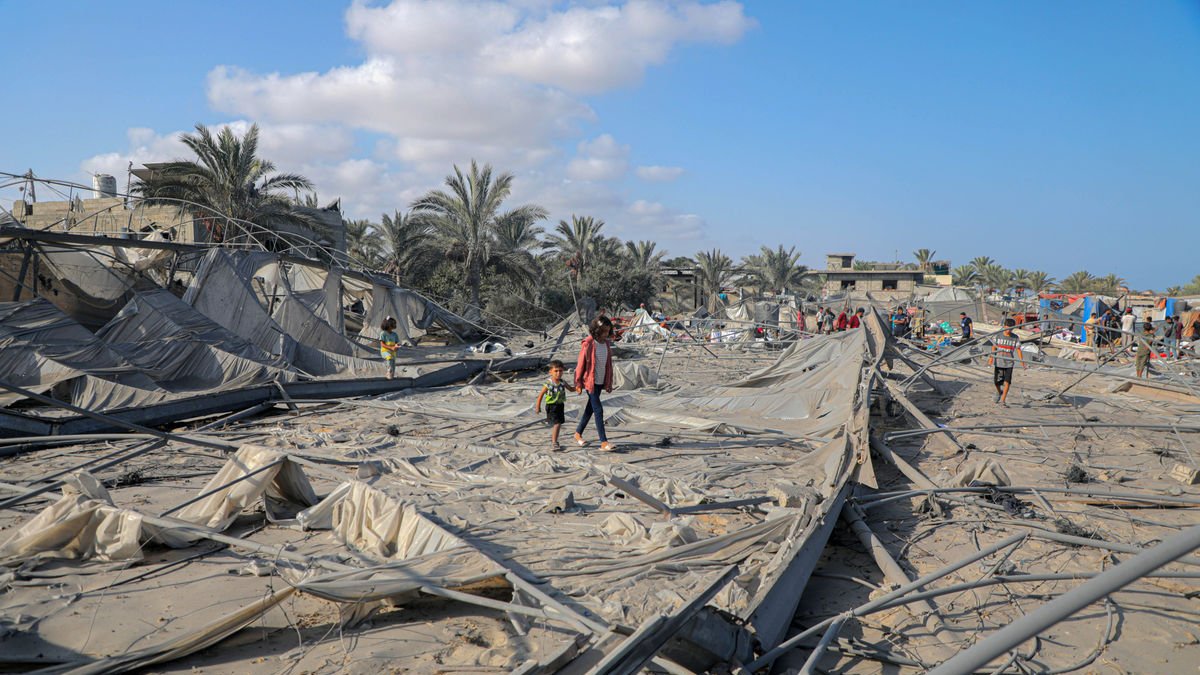 Niños paseando por la zona humanitaria arrasada por los ataques del Ejército israelí en Jan Yunis. - EUROPA PRESS