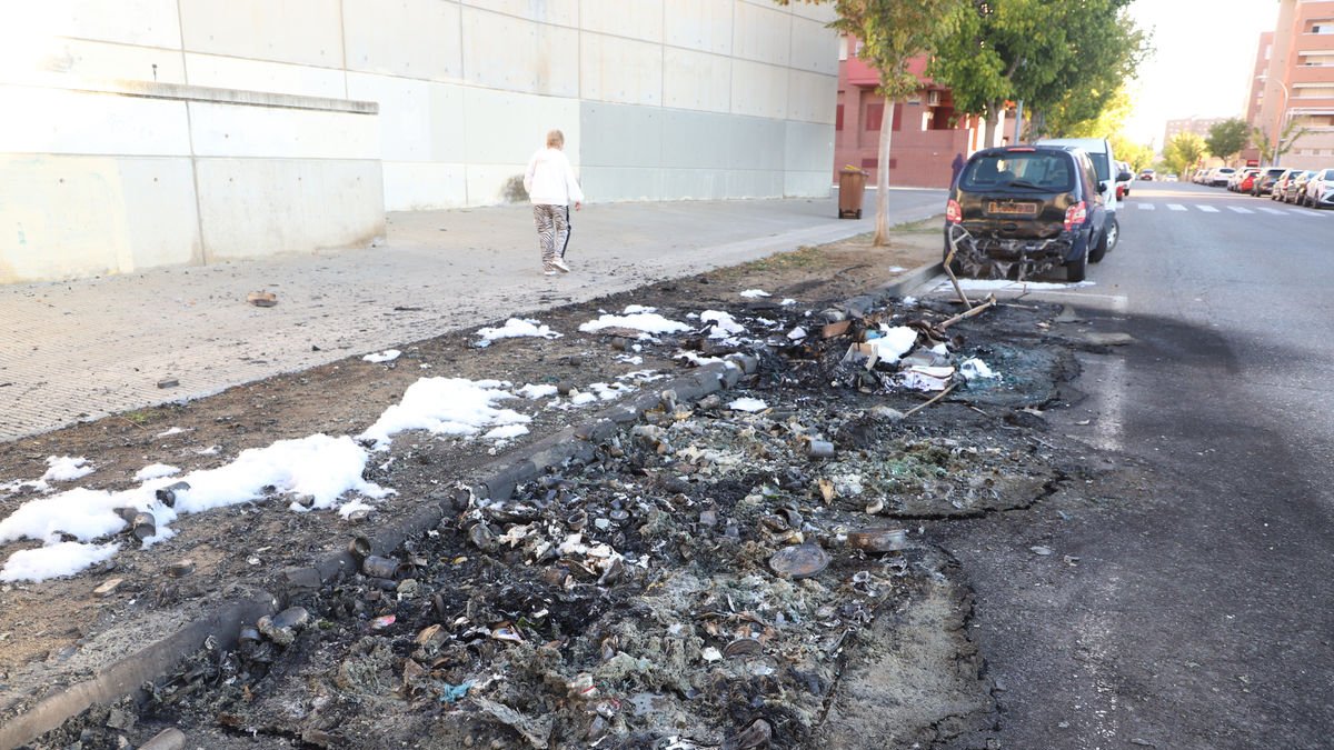 Un foc destrueix una illa de contenidors i danya un turisme a Balàfia - MAGDALENA ALTISENT