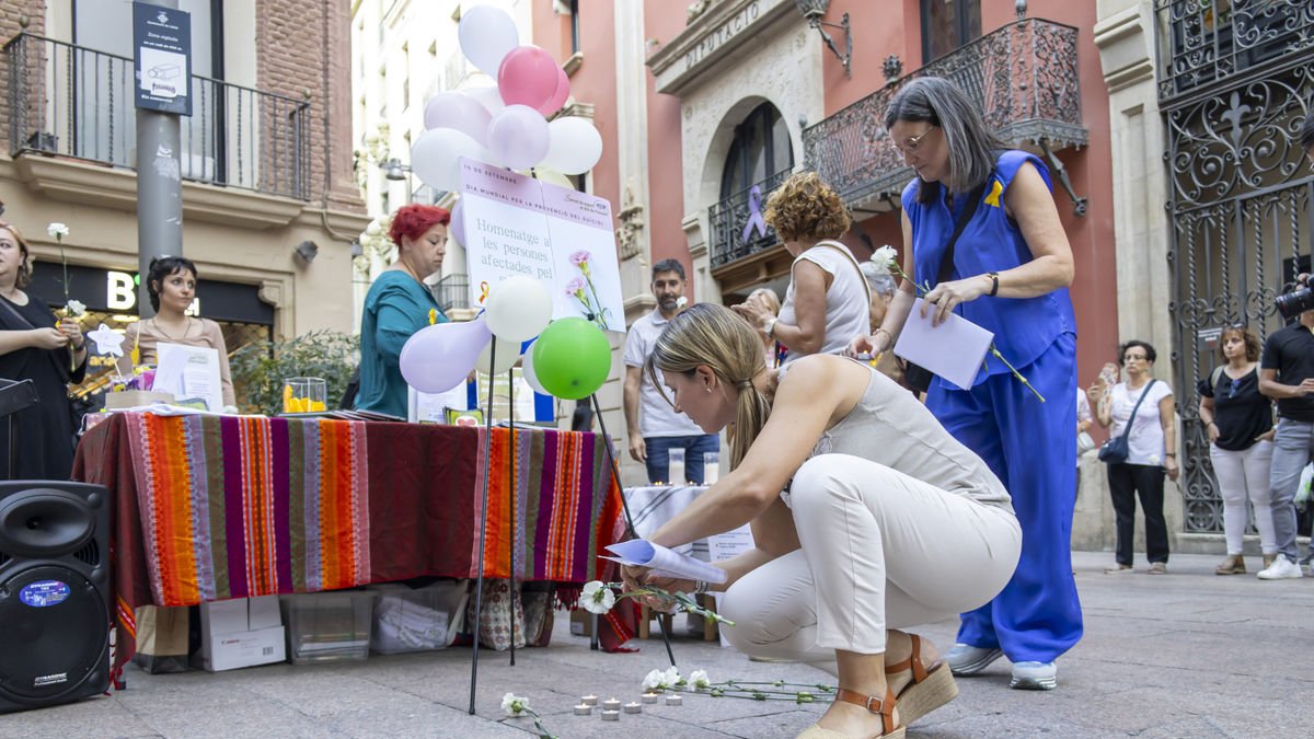 Acte d’homenatge que es va celebrar ahir a la confluència dels carrers Carme i Magdalena de Lleida. - JORDI ECHEVARRIA