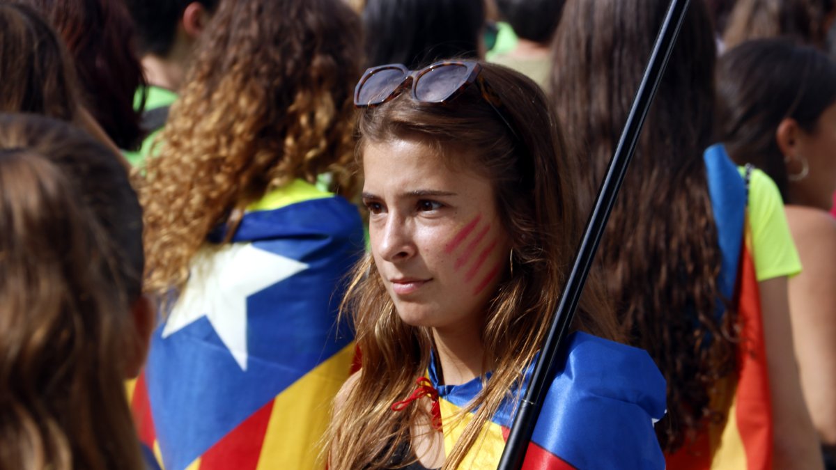 Una joven con una bandera pintada en la cara a la manifestación de la ANC de Lleida