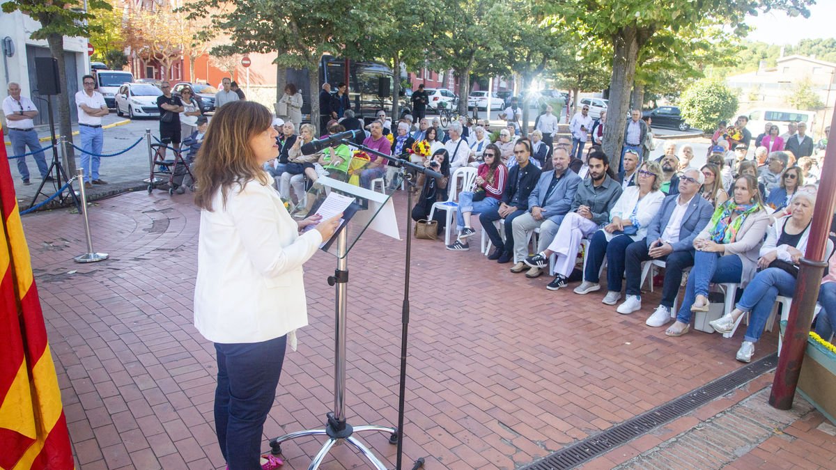 Més de 200 persones van acudir a l’acte institucional a Tàrrega, presidit per l’alcaldessa Alba Pijuan. - LAIA PEDRÓS