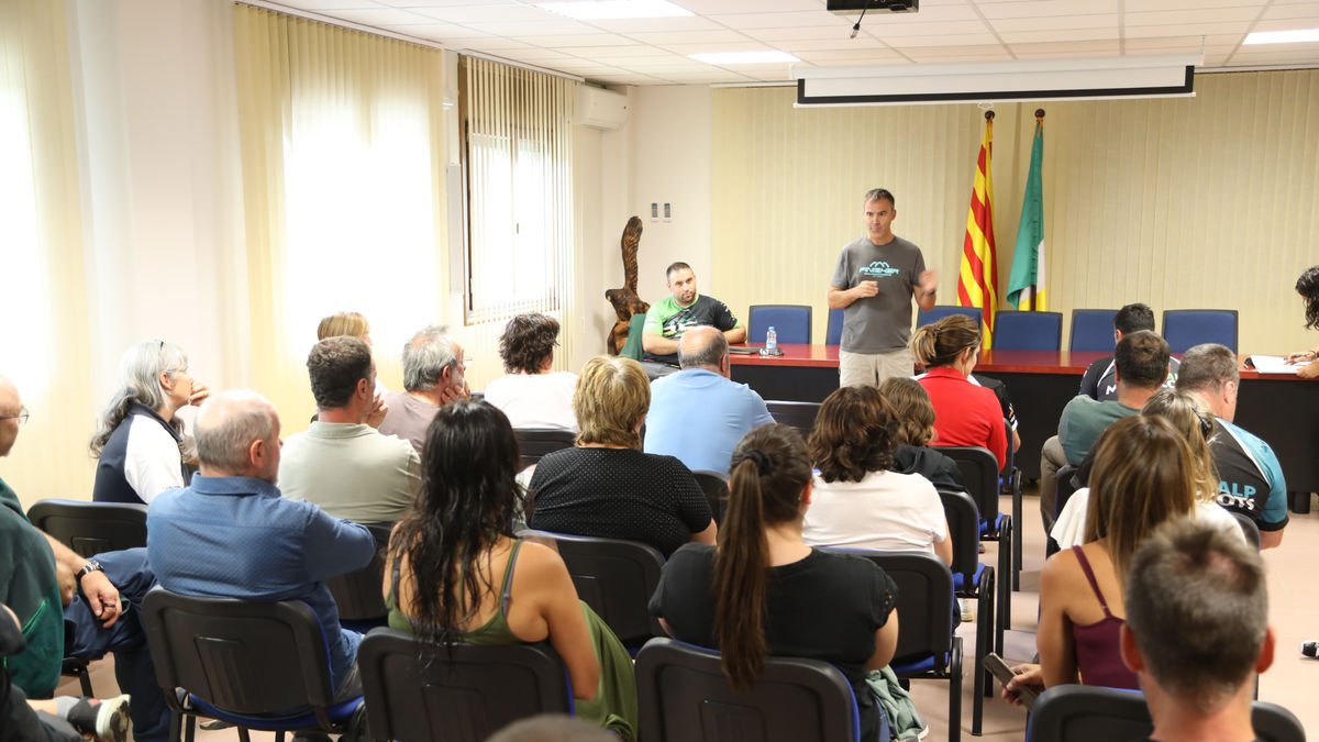 Reunió a Rialp, amb els voluntaris de la Matxicots. - EDGAR ALDANA