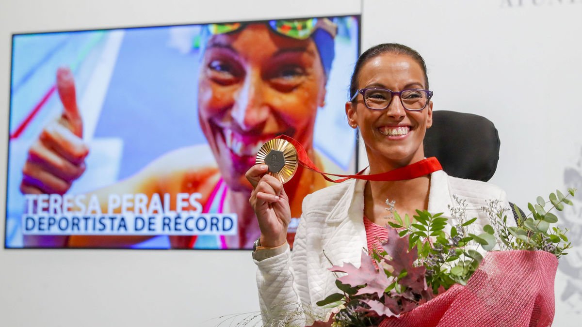 Teresa Perales mostra la seua medalla, la 28, durant l’homenatge. - EFE/JAVIER CEBOLLADA