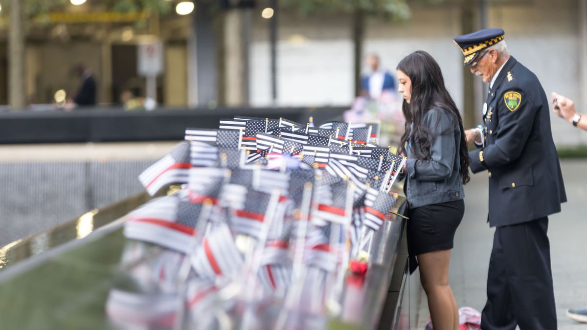Familiars de víctimes, policies, bombers i ciutadans anònims van acudir ahir al memorial de l’11S. - VANESSA CARVALHO / ZUMA PRESS WIRE / DPA