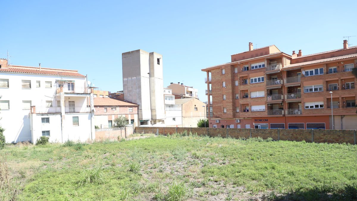 El solar donde se construirá el nuevo CAP entre las calles Horta y Pompeu Fabra. - MAGDALENA ALTISENT