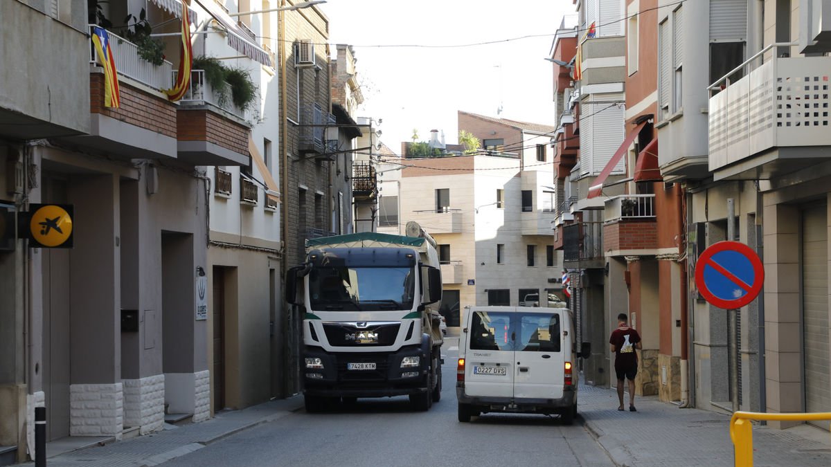 Un camió passant pel centre de la localitat durant la tarda de dimarts. - AMADO FORROLLA