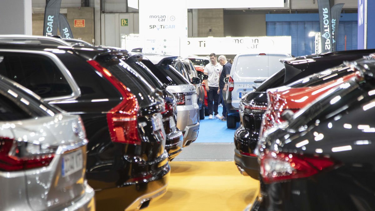 Un conductor busca un vehículo de ocasión que cumpla sus expectativas en una feria. - P.MESEGAR/EUROPA PRESS