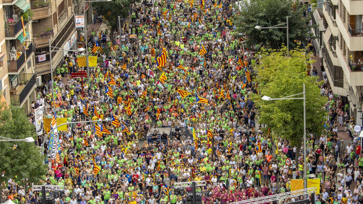 Más de 3.000 personas según la Urbana, 8.000 para la ANC, marcharon por las calles de la capital. - JORDI ECHEVARRIA