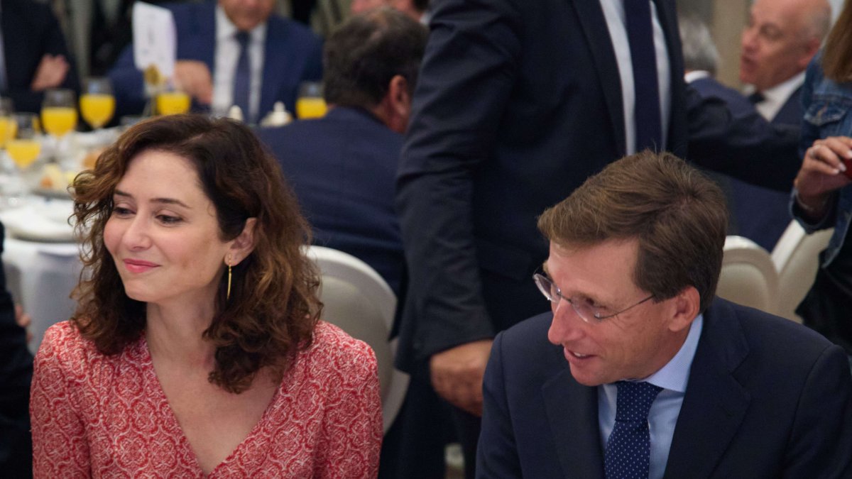 La presidenta de la Comunidad de Madrid, Isabel Díaz Ayuso y el alcalde de Madrid, José Luis Martínez-Almeida, durante un desayuno informativo del Fórum Europa.
