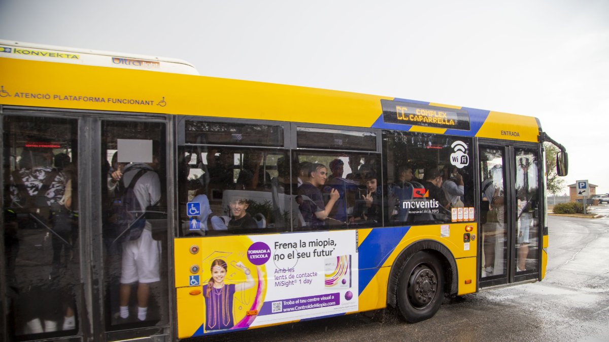 Imagen de archivo de un autobús en pleno servicio.