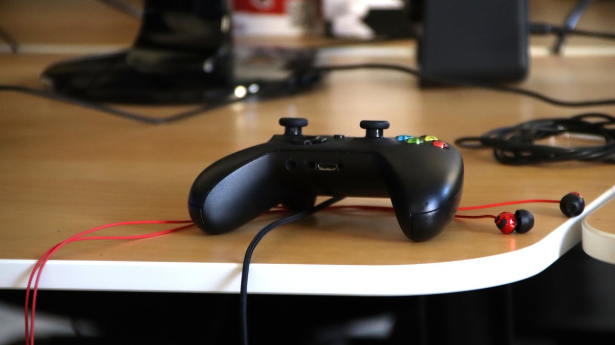 Un comandament per jugar, en una oficina de creació de videojocs a Barcelona.