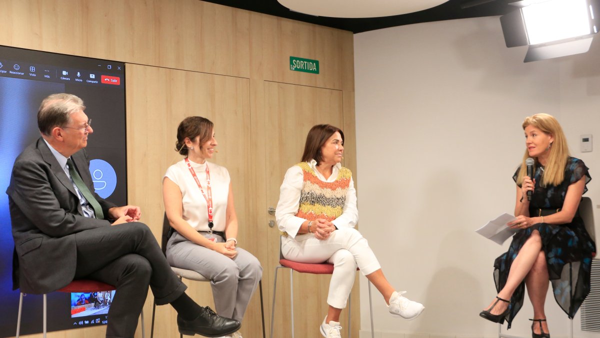 Antonio Llombart, jefe científico de MEDSIR; Maria José Martínez, de Novartis; la presidenta de la Asociación Española de Cáncer de Mama Metastático, Pilar Fernández, y la periodista Graziella Almendral, en un acto sobre los retos ante el cáncer.