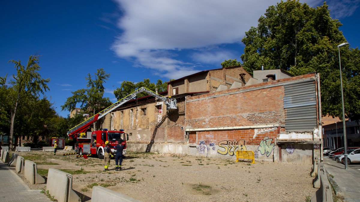 Los Bomberos revisaron la antigua piscina cubierta de Cappont. - GERARD HOYAS