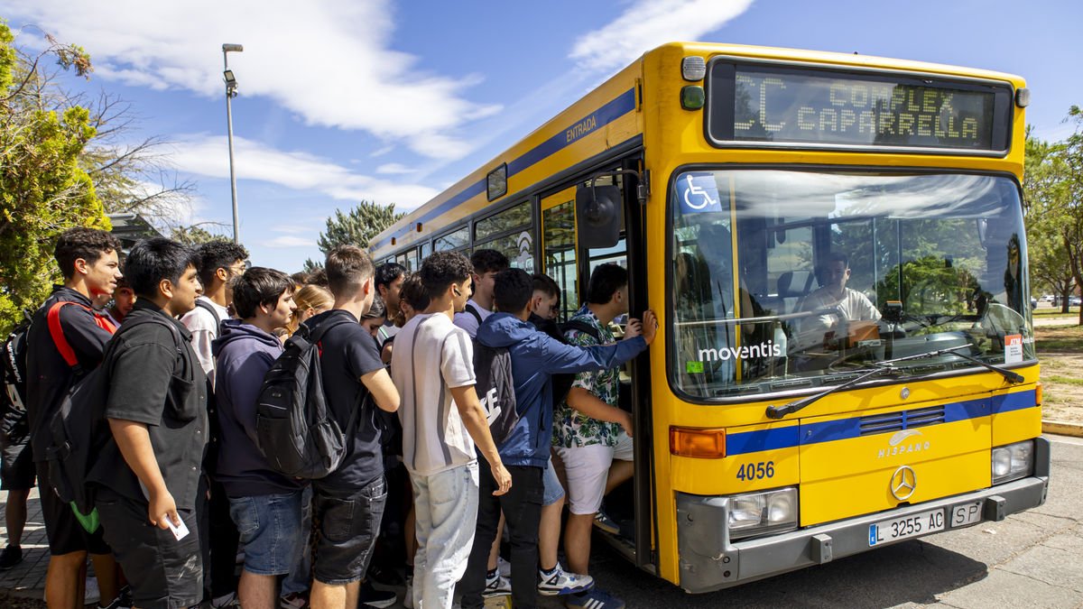 Ple a la Caparrella ■ La línia 10, que connecta la ciutat amb la Caparrella, es va tornar a saturar ahir per l’inici del curs d’FP i Batxillerat. Dos busos seguits van cobrir el trajecte poc després de les 14.30 i més de mitja dotzena de jov ... - JORDI ECHEVARRIA