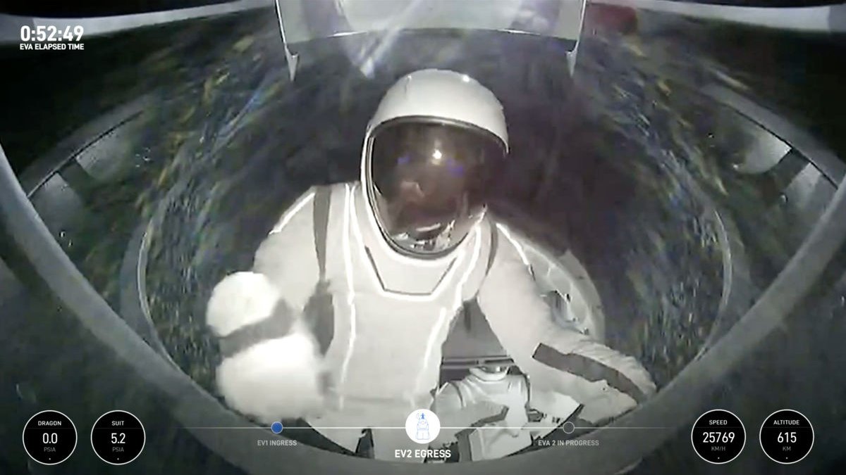 Jared Isaacman fuera de la cápsula espacial en la que viajó. - EFE