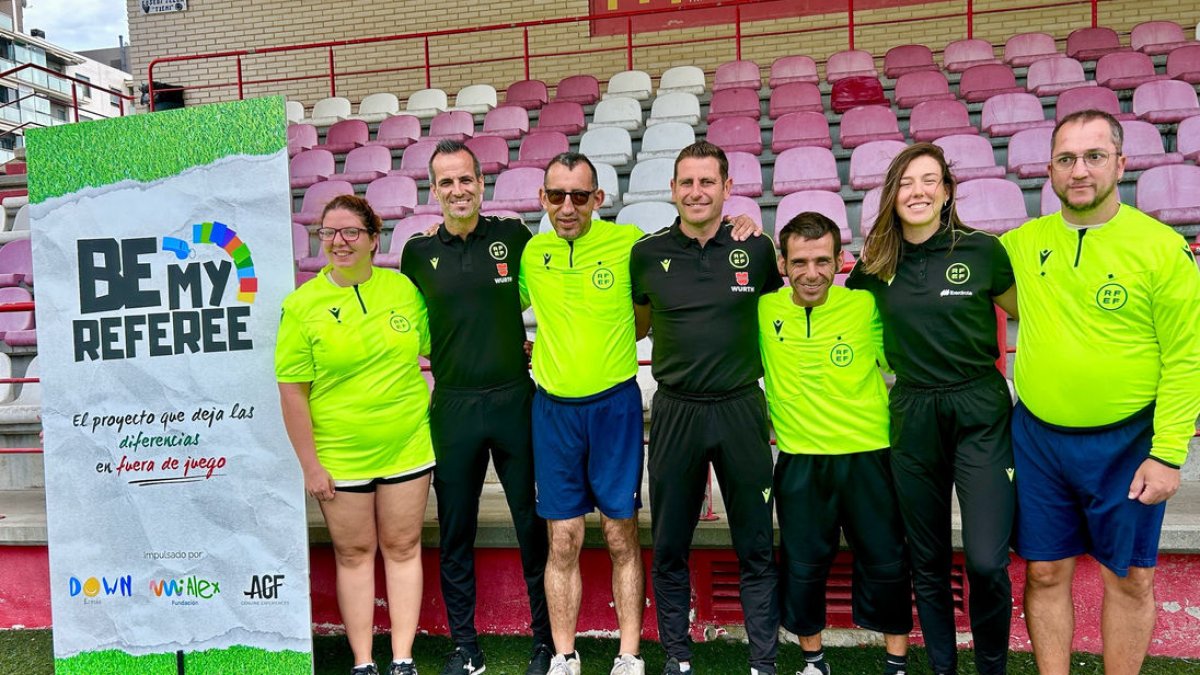 Desi Brezmes, Javi Riera, Álex Pena y Enric Giménez, del Atlètic Lleida Genuine, junto a los formadores. - ATLÈTIC LLEIDA