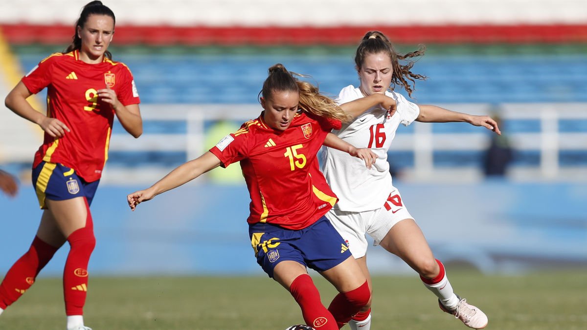 Sara Ortega lucha por un balón con una jugadora canadiense. - EFE/ ERNESTO GUZMÁN