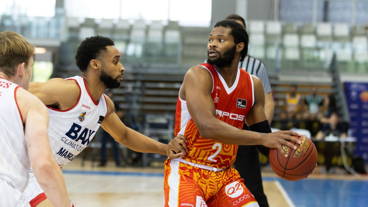 Walden aguanta el balón, presionado por dos jugadores del Baxi Manresa, en una acción del duelo. - FORÇA LLEIDA