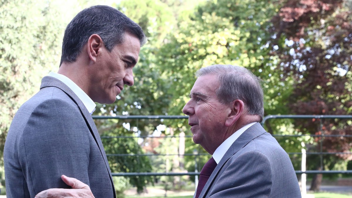 Sánchez recibió ayer en Moncloa al opositor Edmundo González, que se encuentra exiliado en España. - MONCLOA