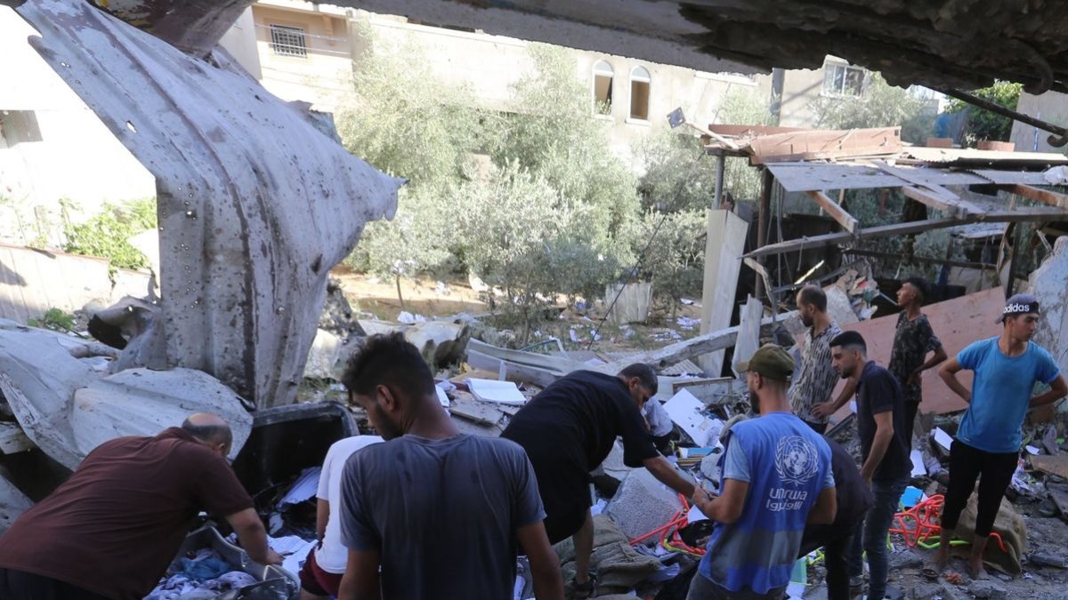 Miembros de la UNRWA tras el ataque en la escuela de Nuseirat. - EFE