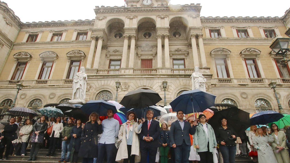 Minuto de silencio en repulsa de este último crimen machista frente al ayuntamiento de Bilbao. - EUROPA PRESS