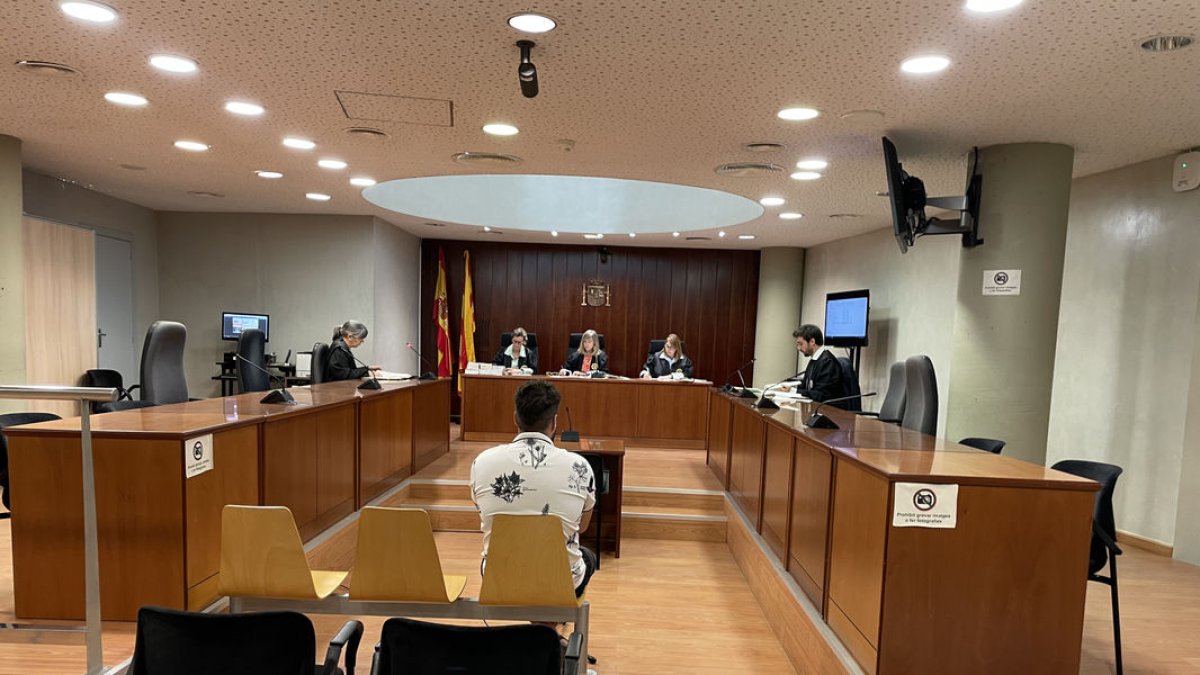 El acusado, ayer en el banquillo de la Audiencia de Lleida. - A. GUERRERO