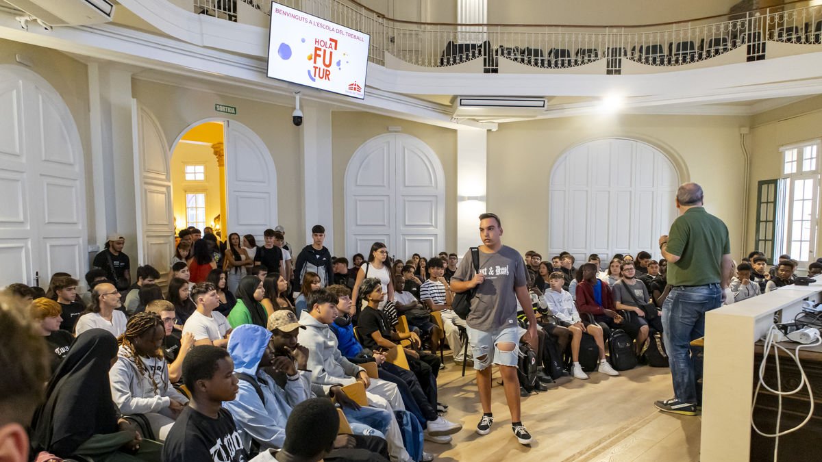 La Escola del Treball recibió ayer a los nuevos estudiantes de Formación Profesional. - JORDI ECHEVARRIA