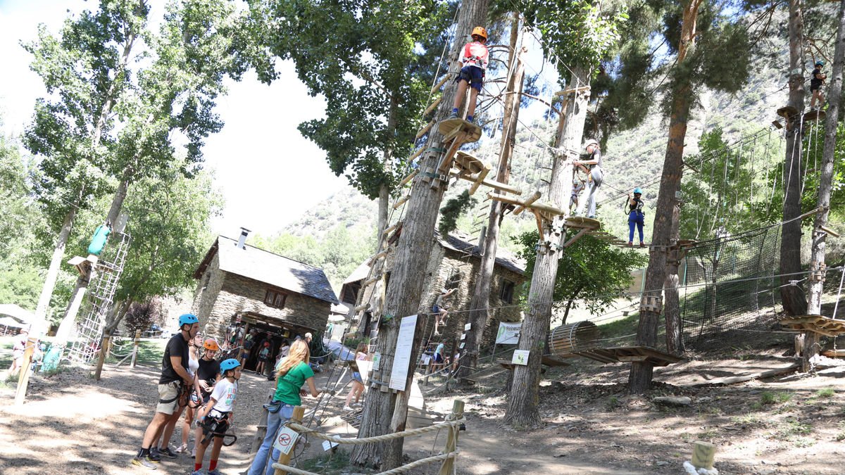 Turistas haciendo actividades de aventura en el Pirineo durante el pasado mes de agosto. - EDGAR ALDANA