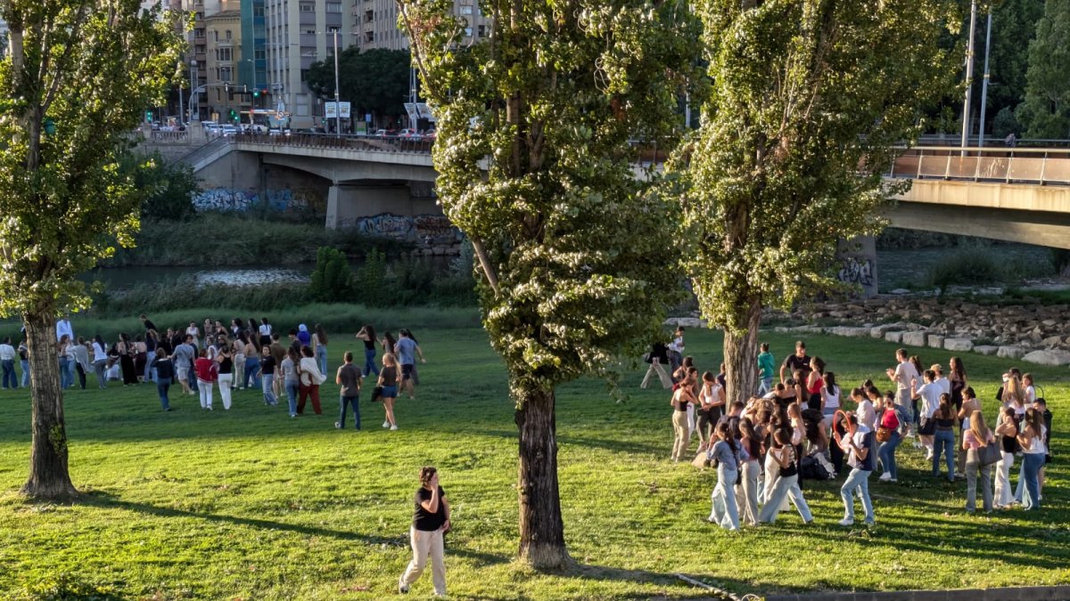 Jóvenes este jueves por la tarde a la canalización del río en Lleida.