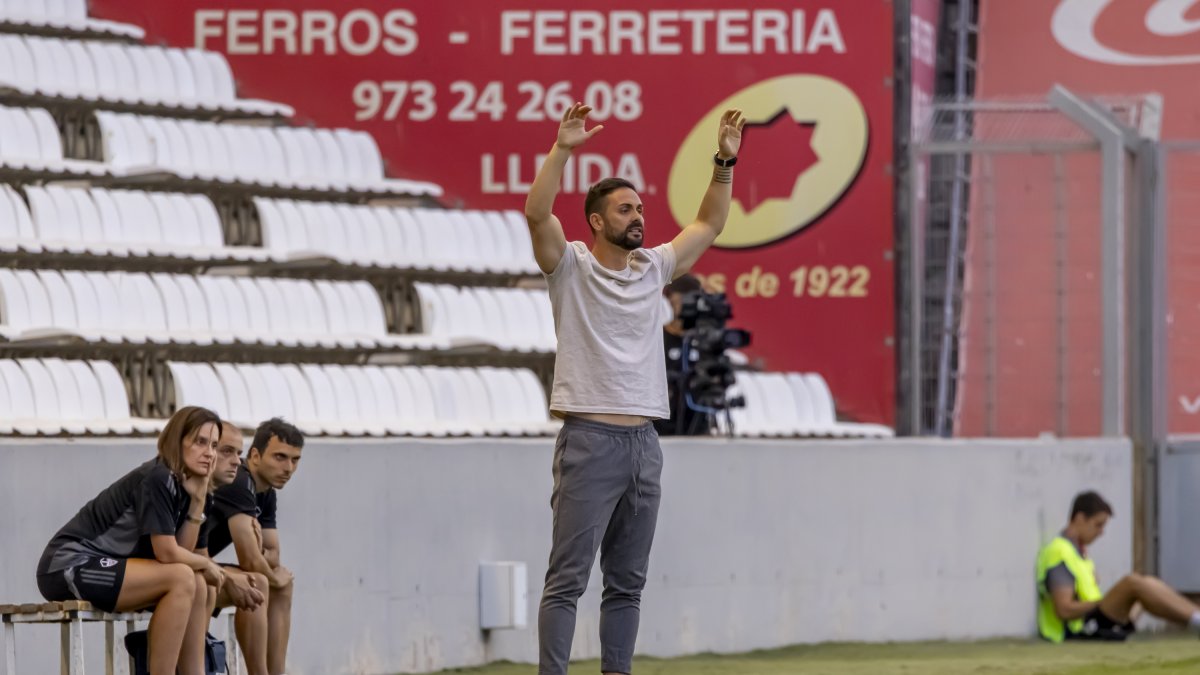 Marc Garcia, dando indicaciones en el banquillo del Camp d'Esports
