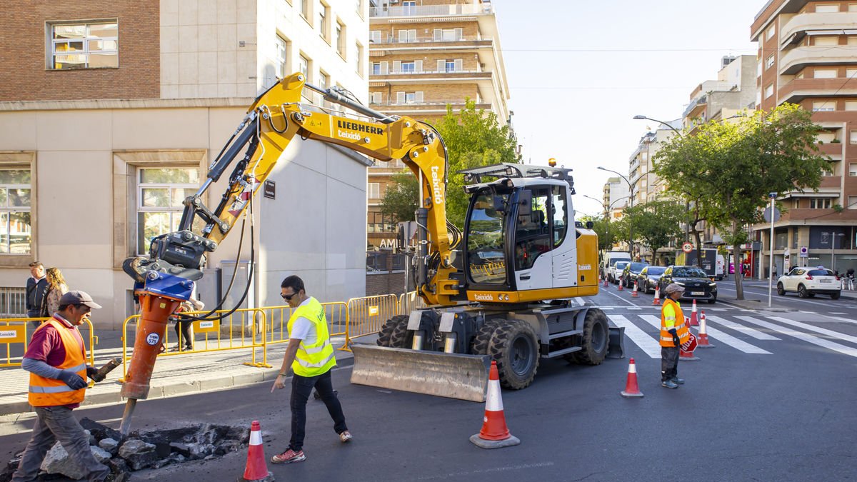 Les obres a la rotonda de la cèntrica plaça van causar cues de vehicles a les hores punta. - JORDI ECHEVARRIA