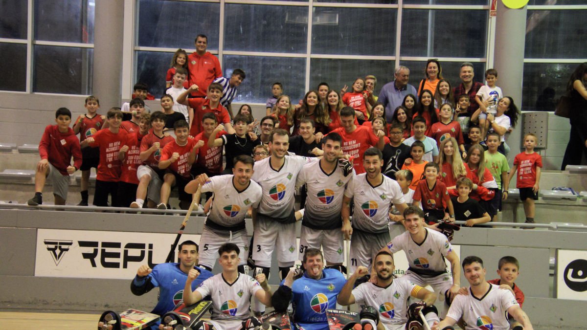 L’Alpicat va celebrar el triomf al final del partit amb part dels seus aficionats. - ANIOL MORAL