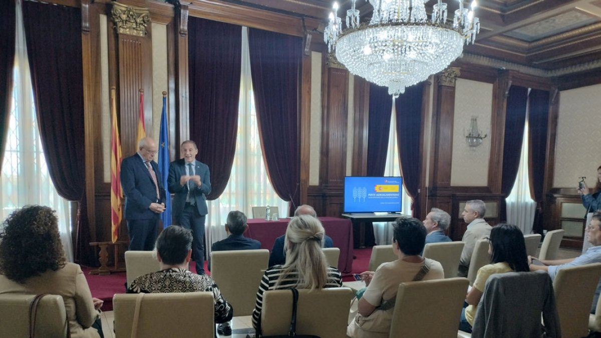 El subdelegat del Govern espanyol a Lleida, José Crespín, al costat de Jordi Carbonell en l’acte d’ahir. - T.CONTRERAS