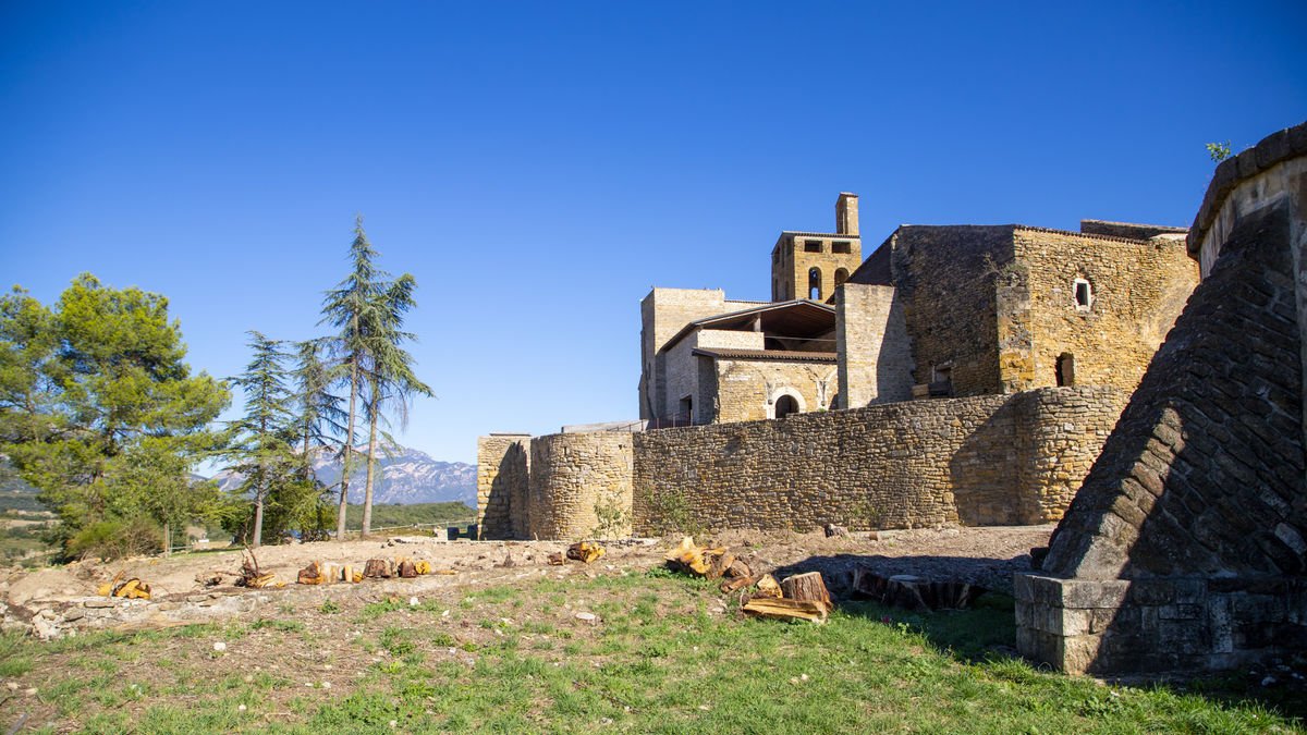 La parcela en la que se cortaron los grande pinos con el depósito de agua y la muralla al fondo. - GERARD HOYAS