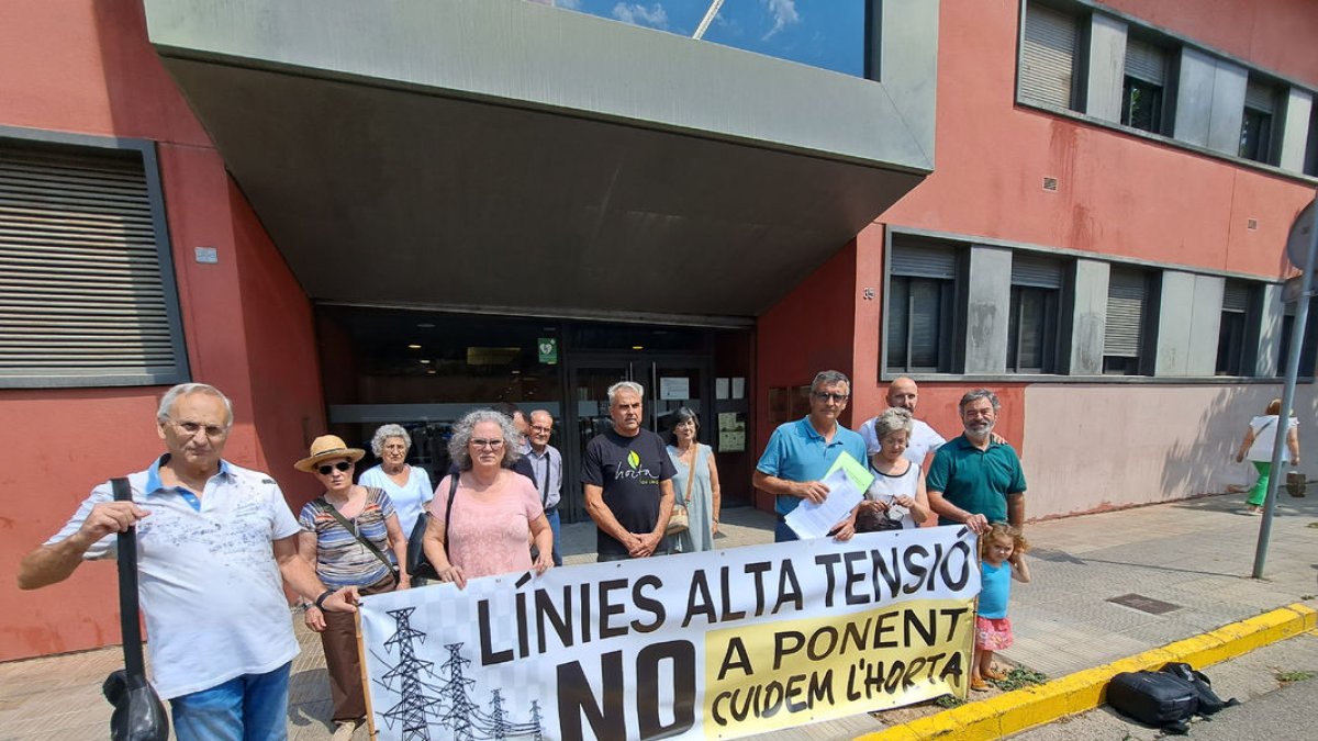Imatge d’arxiu d’una protesta veïnal el 2023 contra la MAT que va d’Alcarràs a Mangraners. - SEGRE
