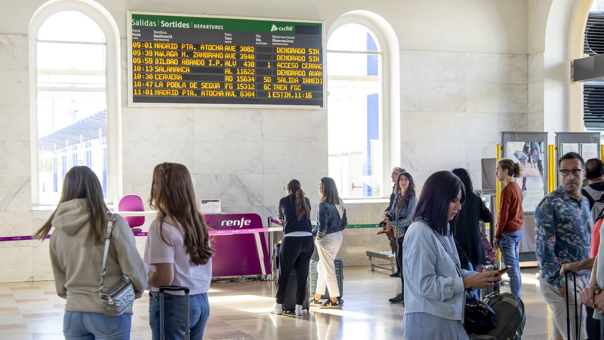 Cartells de l’estació que anunciaven els retards. - JORDI ECHEVARRIA