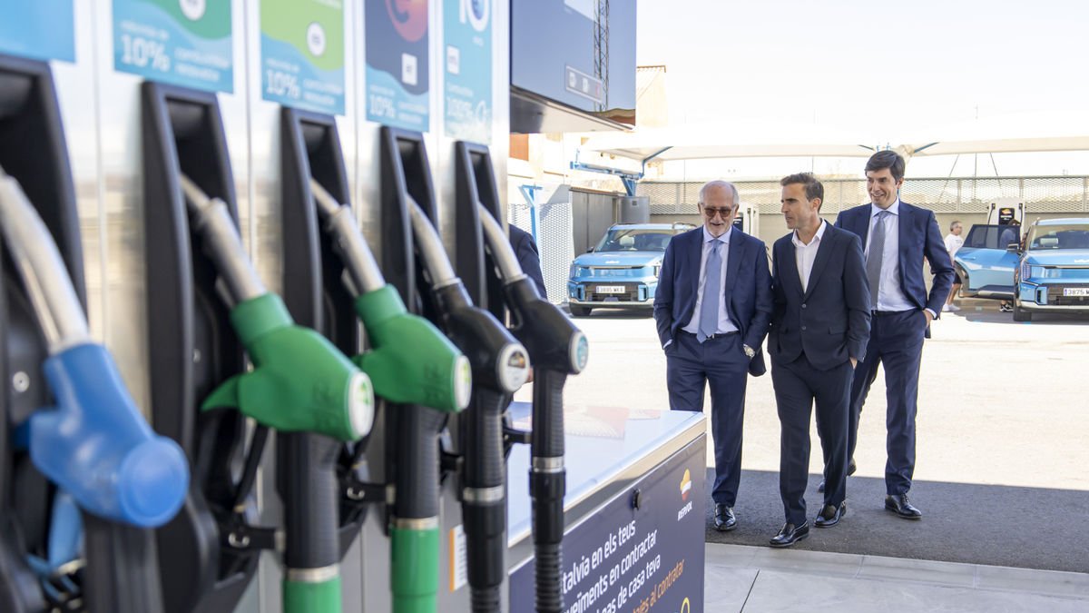 Antoni Brufau conversa amb Gerard Saperas mentre recorren l’estació de servei. - JORDI ECHEVARRIA