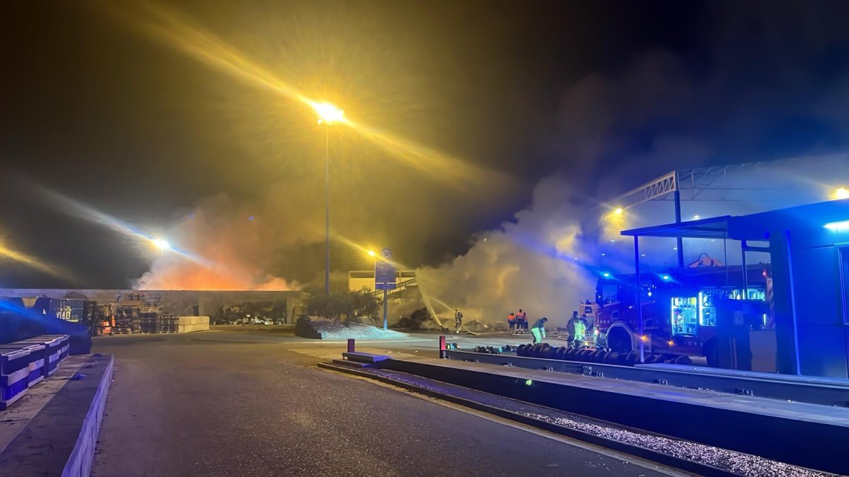 Els Bombers treballen per apagar el foc.
